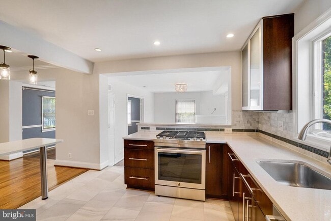 Building Photo - 740 Upland Pl