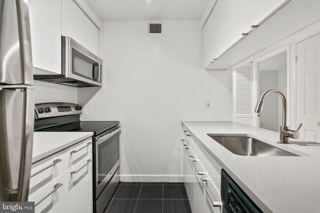 Building Photo - 601 24th St NW