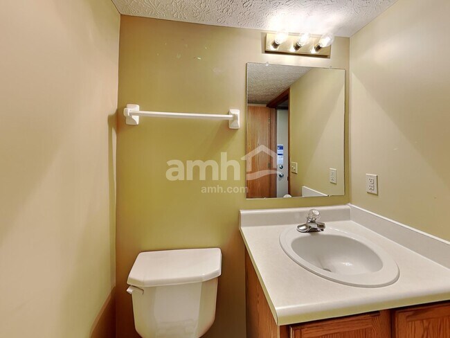 Building Photo - 906 Lakeway Ct E