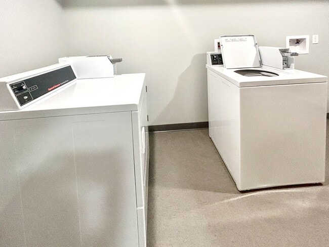 Building Photo - 1 bed, 1 bath independent senior living (55+ years of age) heat, hot water, & electricity include...