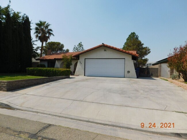 Building Photo - Charming 3-Bedroom Home with Solar, A/C & ...
