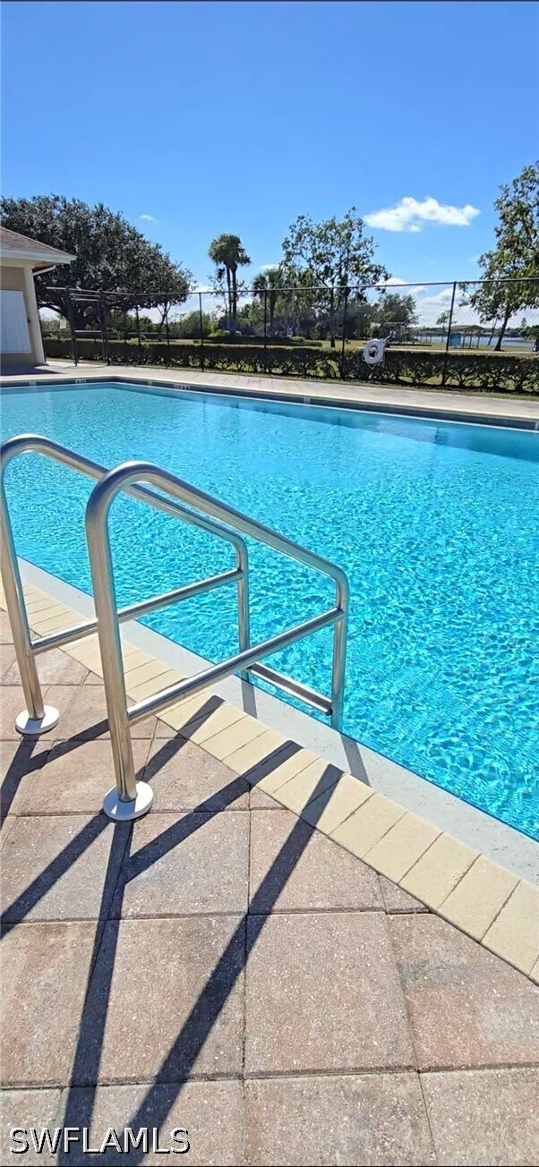 Building Photo - 687 Grove Dr