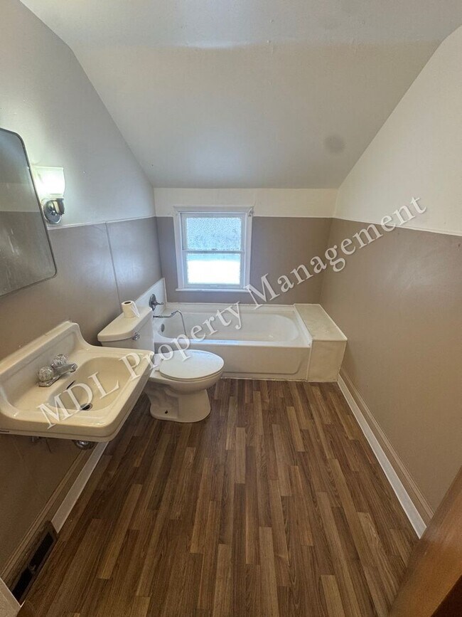 Building Photo - 909 Mackinaw St