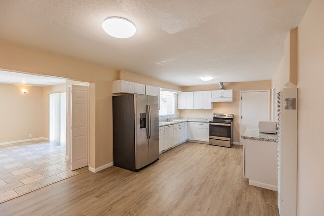 Building Photo - Spacious 4 Bedroom Home