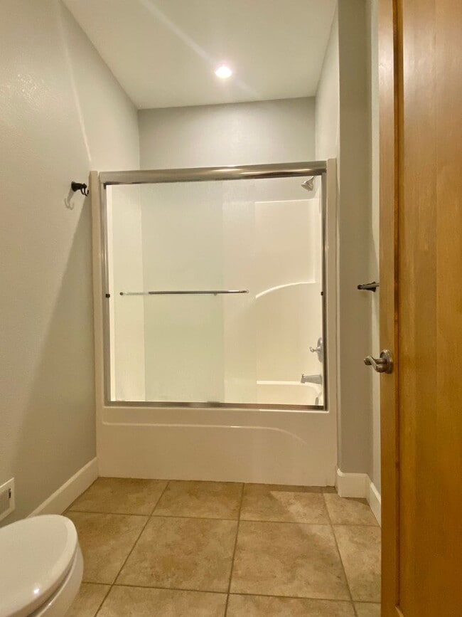 Building Photo - Northwest Crossing Gem! Bonus Office and Family Room