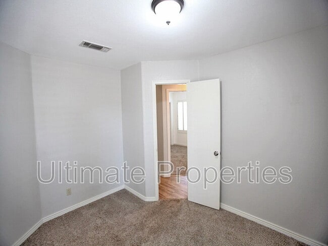 Building Photo - 7439 W Via Del Sol Dr