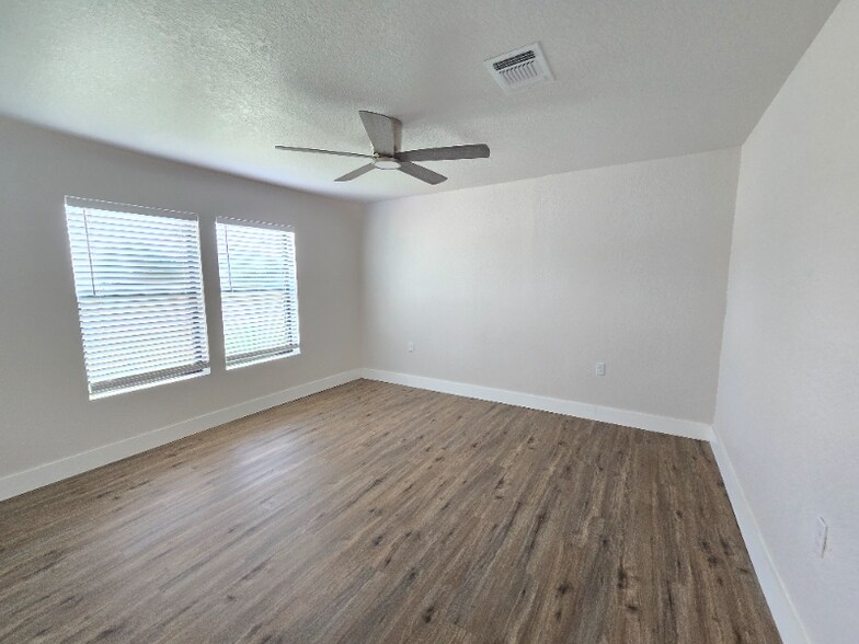 Building Photo - 607 E 12th St