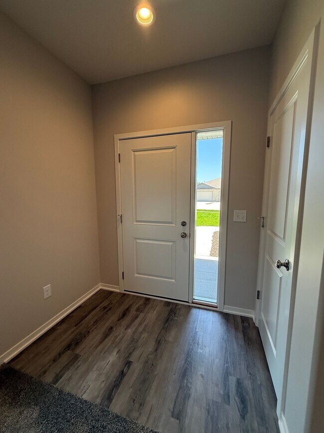 Building Photo - Brand new construction 3 bed/3 bath ranch townhome in North Lincoln