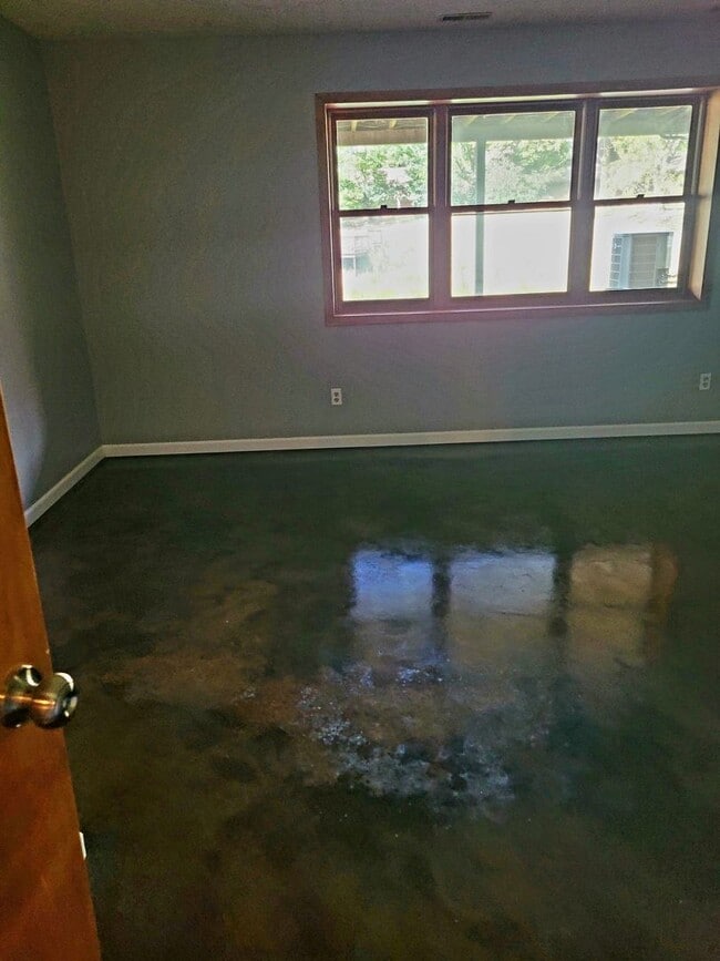 Building Photo - 4 bedroom Townhouse on Bloomington's South Side; Located in The Woodlands!