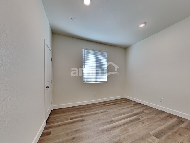 Building Photo - 127 Charmante Tulip Ln