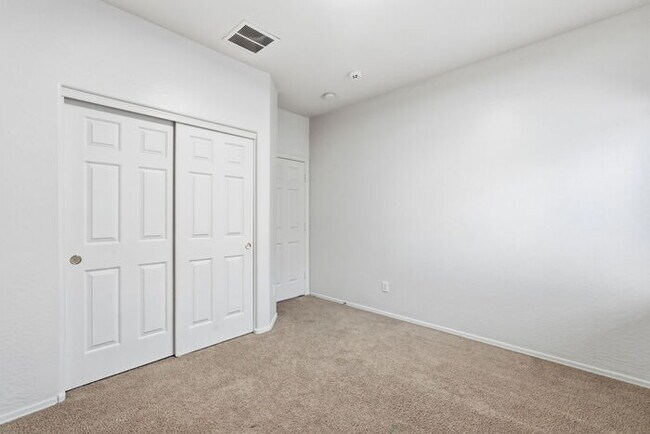 Building Photo - Moving in Special on OAC, 6bedroom 3bath Sparkling pool