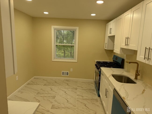 Building Photo - 5 Pelmont Pl