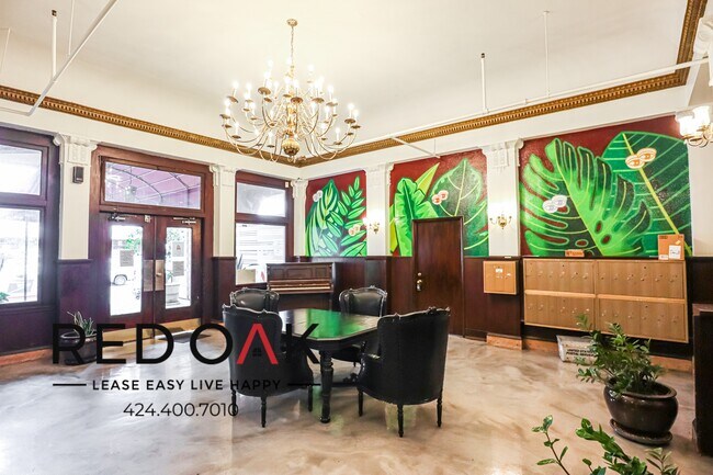 Building Photo - Gorgeous Studio with Loads of Natural Ligh...