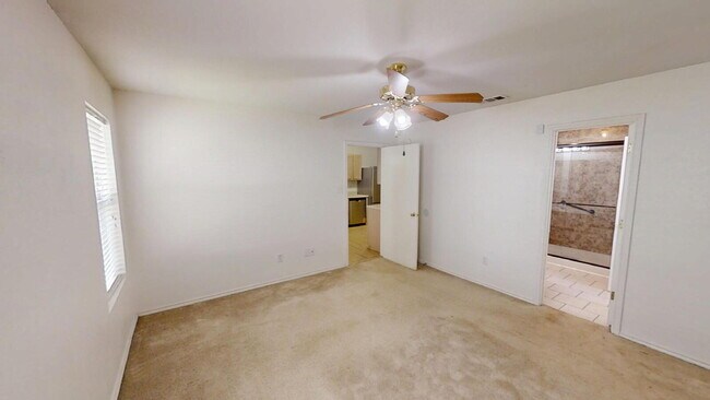 Building Photo - This spacious 4 bedroom, 2 bathroom home is waiting for you!
