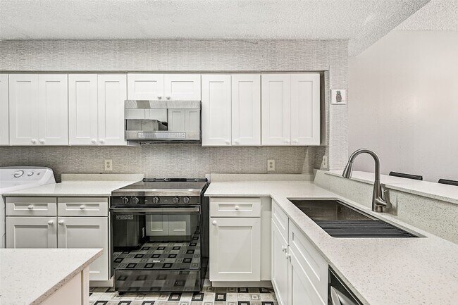 Building Photo - 7700 Seawall Blvd