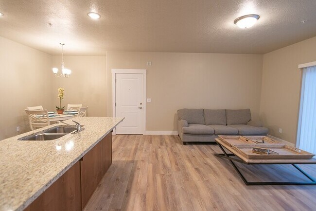 Building Photo - Beautiful Middle Floor Condo in Springville