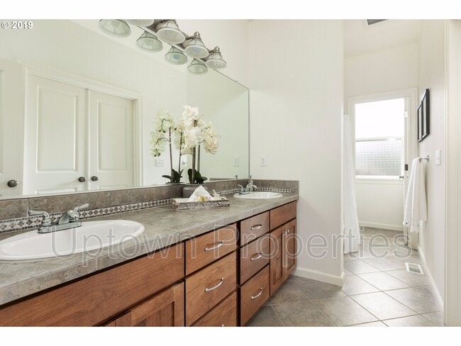 Building Photo - 1916 SW Idaho St