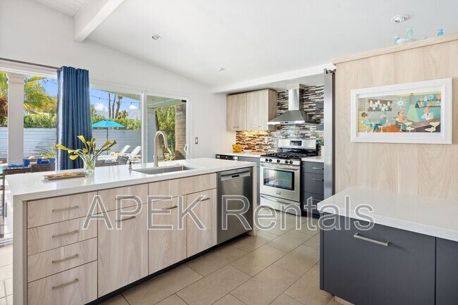 Building Photo - 915 E Racquet Club Rd