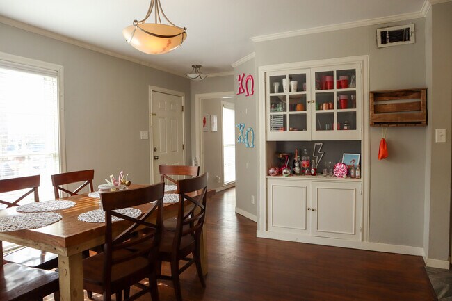 Building Photo - 123 Lloyd St