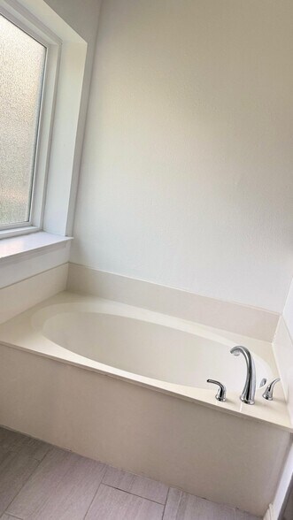 Building Photo - 7011 Cottonwood Cir