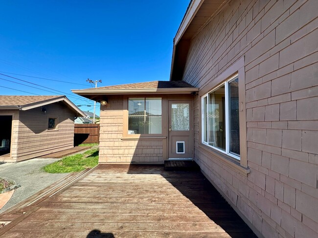 Building Photo - Craftsman Bungalow with Fantastic Fenced Yard