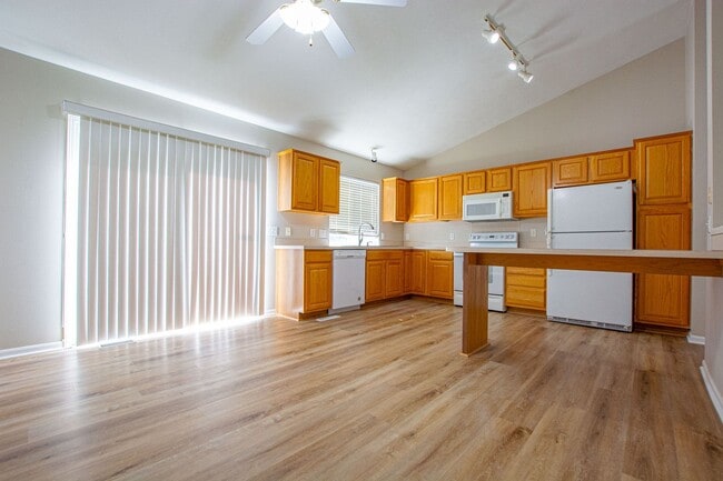 Building Photo - 3 Bedroom / 2 Bath Tri-Level Home Located ...