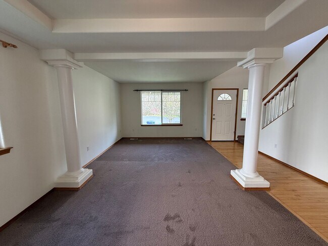 Building Photo - 4 Bed 2 Bath Home in Waterbury Meadows