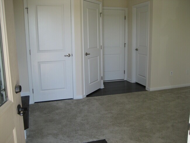 Building Photo - 360 Spring Hill Pl