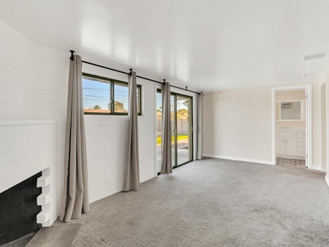 Building Photo - 544 W 17th Pl