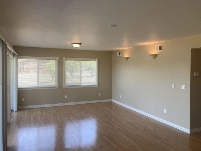 Building Photo - Lake Front Rental