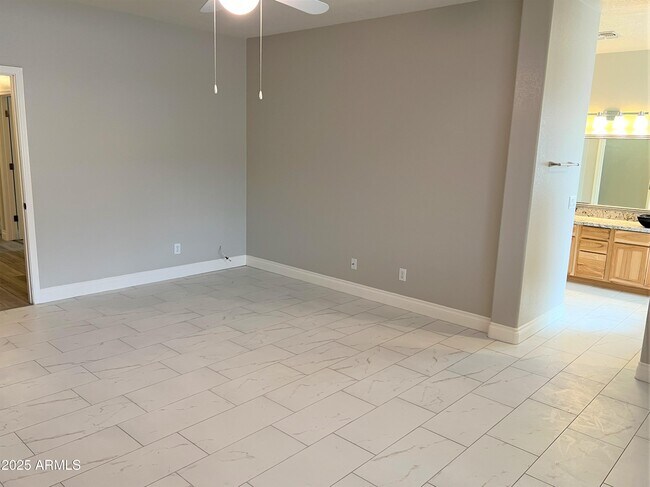 Building Photo - 13509 W Cottonwood St