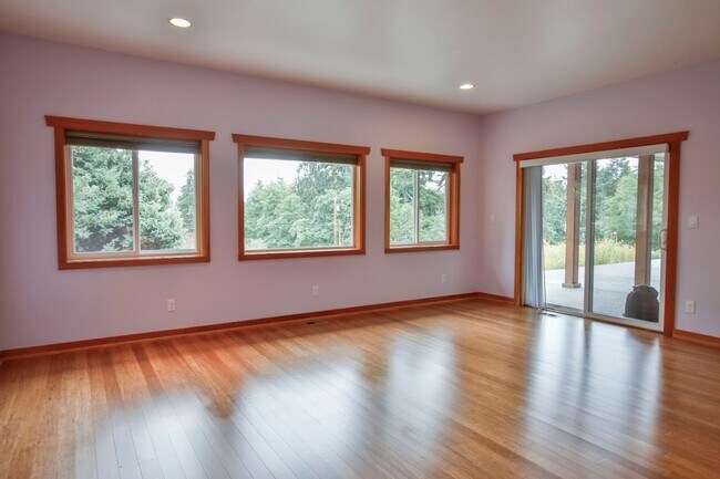 Building Photo - Country Home on Acreage and Pet Friendly!