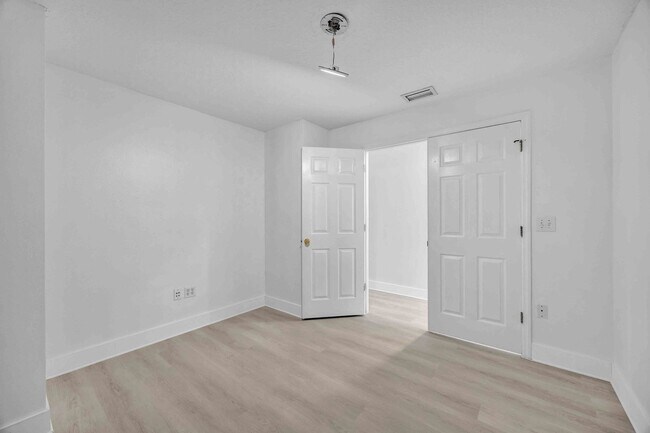 Building Photo - 2 Bedroom and 2.5 Bathroom Townhouse