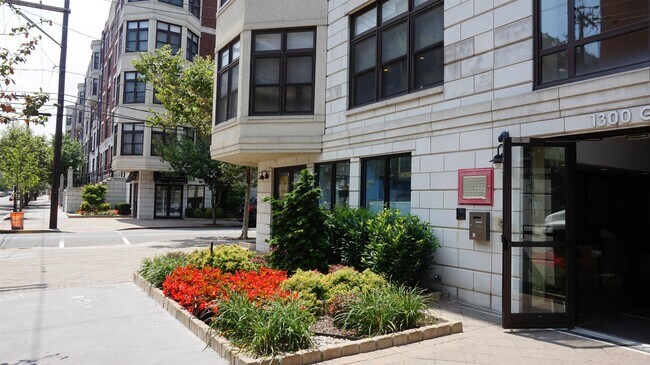 Building Photo - 1300 Grand St