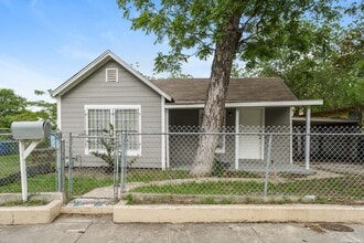 Building Photo - 614 N Sabinas St