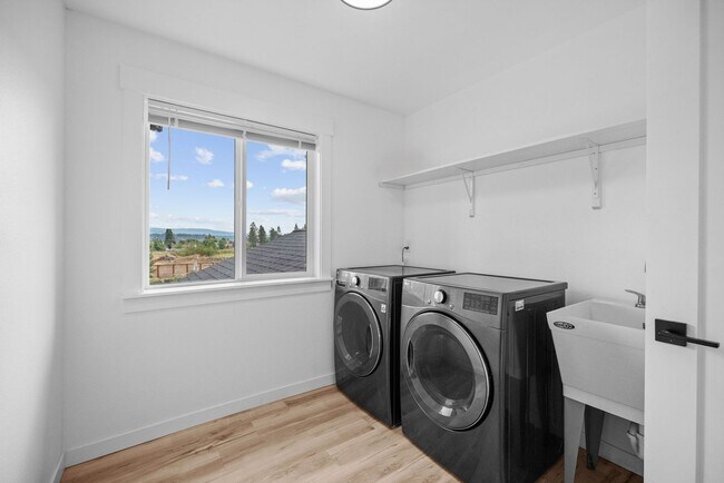 Building Photo - Gorgeous Grandview 5 Bedroom 3 Bath Luxury...