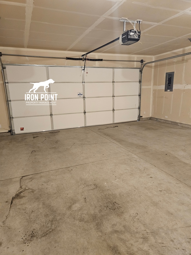 Building Photo - *$500 off your first months rent!* Move-in Ready Home w/new paint & flooring throughout, 2 car ga...