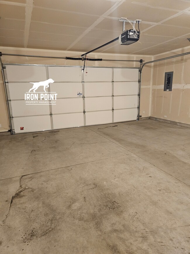 Building Photo - Move-in Ready Home w/new paint & flooring ...