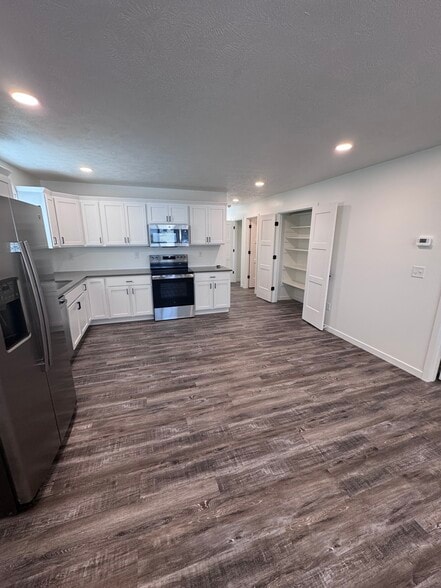 Building Photo - 202 E Plum St