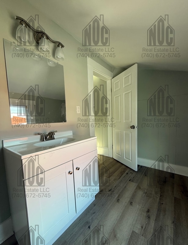 Building Photo - 1236 1/2-1236 1/2 E Locust St