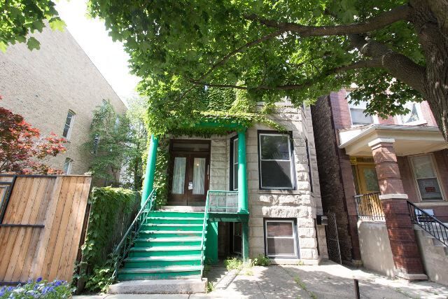 Building Photo - 864 W Buckingham Pl