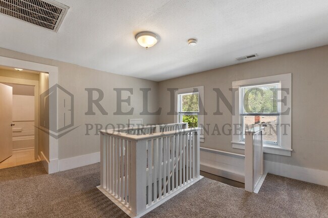 Building Photo - 1923 N Burns Ave