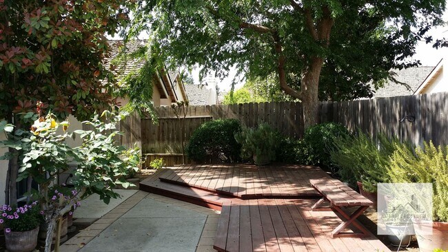 Building Photo - Figarden Loop Area!