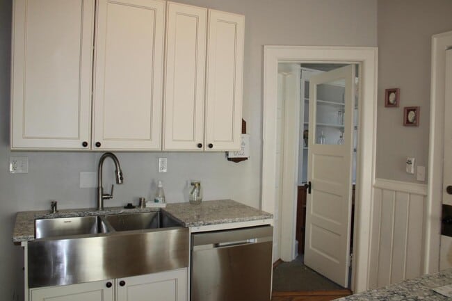 Building Photo - 2909 N Farwell Ave