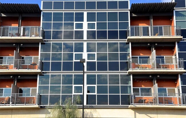 Building Photo - 601 Brushy St