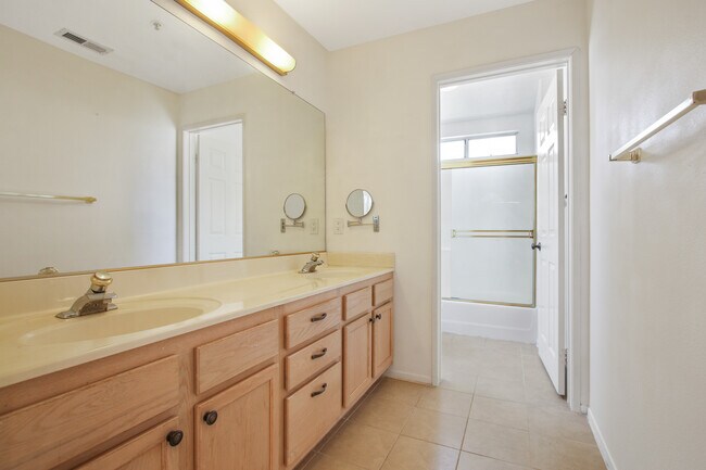 Building Photo - 319 W Duarte Rd