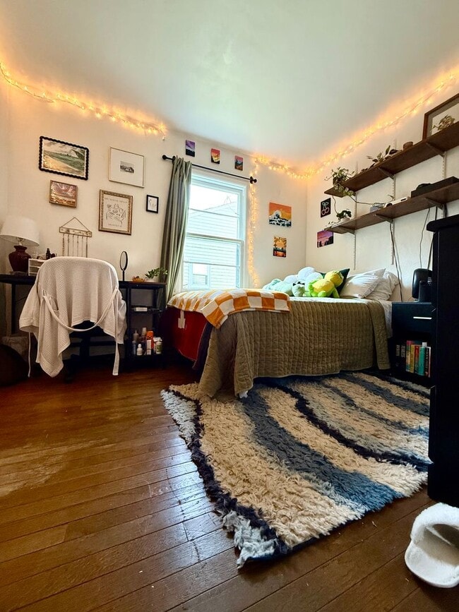 Building Photo - 4 Bedroom Home Avail August 2026!  Monthly...