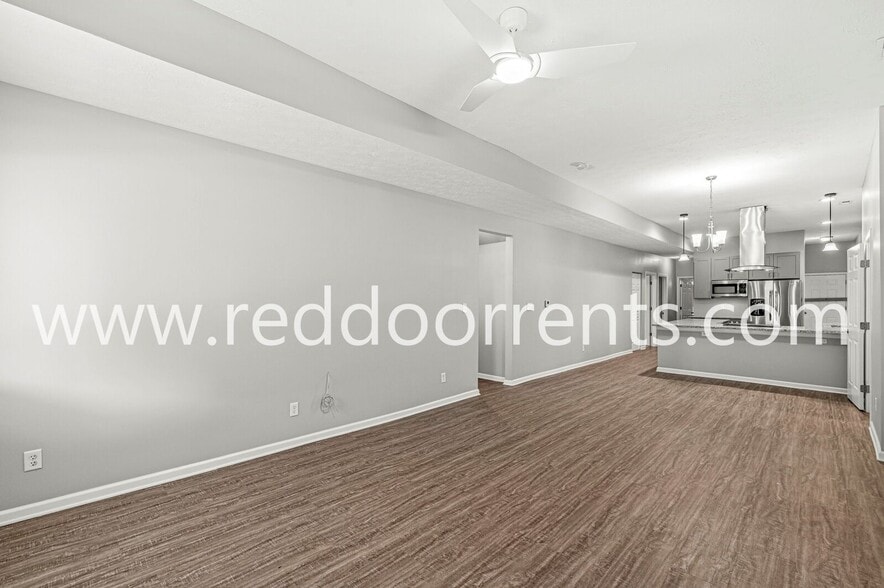 Building Photo - 2345 N Kenwood Ave