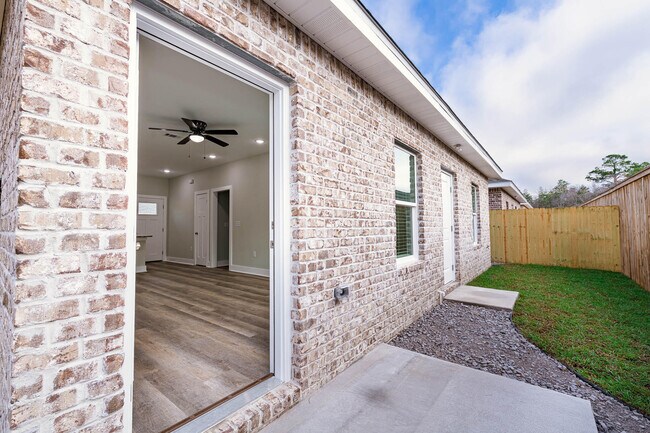 Building Photo - 108 Clearing Wy