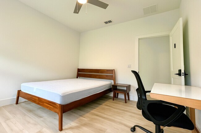 Building Photo - 716 Cathedral Pl